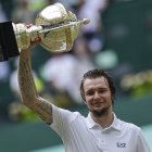 El kazajo Alexander Bublik celebra con el trofeo de Halle tras vencer a Mevedev.