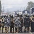 Integrantes de la Policía Nacional reaccionan durante la jornada de protestas este domingo 22.