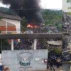 Incendio en Guayaquil afectó vehículos retenidos por la Policía: sin heridos.