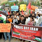 Activistas de la sociedad civil del Frente Juvenil Khalaq sostienen pancartas y carteles en solidaridad con el pueblo iraní, en Lahore, Pakistán.