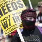 Una persona lleva una pancarta este domingo en Washington, en protesta al ataque de Estados Unidos a las bases nucleares de Irán.