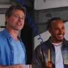 Brad Pitt (i), actor protagonista y Lewis Hamilton, piloto de la F1, durante el rodaje.