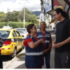 Edgar Vaca, Teresa Sarmiento y detrás Martha Manya, del comité de seguridad de San José de Jarrín Alto de Cotocollao, en el norte de Quito. Informan a vecinos sobre una minga.