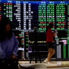 Periodistas observan la cotización bursátil en la oficina de la Bolsa de Valores de Taiwán en Taipéi.