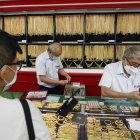 Clientes compran oro en la tienda Hua Seng Heng de Bangkok, Tailandia, el 23 de junio de 2025.