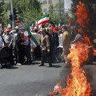 Un grupo de iraníes quema una bandera de EE.UU. en Teherán en protesta por los bombardeos estadounidenses contra instalaciones nucleares de Irán.