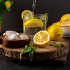 El agua con limón tiene múltiples beneficios