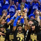 Shai Gilgeous-Alexander (C), estrella de los Oklahoma City Thunder sostiene el trofeo de campeón tras vencer a Pacers.
