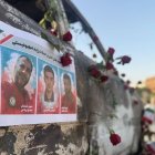 La Sociedad de la Media Luna Roja Iraní (IRSC) colocando flores en el vehículo que fue atacado durante el ataque aéreo israelí, en Teherán.