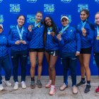 La delegación nacional que resultó ganadora en Perú con sus respectivas medallas de la Billie Jean King Cup.