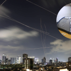 Residentes de Tel Aviv corren hacia refugios tras activarse una alarma antiaérea por misiles iraníes