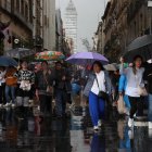 Personas se protegen de la lluvia con sombrillas el domingo 23 de junio de 2025, en Ciudad en México (México).
