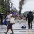 Civiles y policías captados este domingo, 22 de junio de 2025, en una calle bloqueada en Changuinola (Bocas del Toro, Panamá).