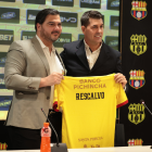 Antonio Álvarez, le entrega la camiseta de Barcelona SC al nuevo DT, Ismael Rescalvo.