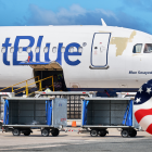 Aviones de JetBlue esperan en una pista del Aeropuerto Internacional de Miami, aeropuerto desde el cual la aerolínea dejará de operar el 3 de septiembre de 2025.