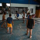 Fotografia de jugadores participando en un partido del tradicional deporte birmano de chinlone en una cancha de Yangon.
