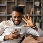 A través de una aplicación, TouchPeace ofrece apoyo emocional gratuito, inmediato y multilingüe a personas en crisis o en búsqueda de bienestar.