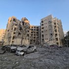 Fotografía cedida por el Servicio de Bomberos y Rescate de Israel donde se observa los daños en una zona por el ataque de un misil iraní.