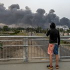 Una persona observa las nubes de humo que se elevan sobre la capital ucraniana tras un ataque nocturno en Kiev, Ucrania, este martes. Al menos dos personas murieron y una docena más resultaron heridas después de que Rusia lanzara un ataque conjunto a gran escala en Ucrania, según el Servicio Estatal de Emergencias.