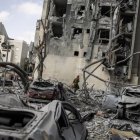 En Beersheba, sur de Israel, buscan víctimas entre los escombros de un edificio impactado por un misil iraní el 24 de junio de 2025.