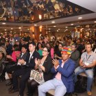 Visitantes disfrutan de catas y exhibiciones en el Salón del Chocolate, evento que impulsa al cacao, chocolate y café ecuatorianos como productos estrella de exportación.