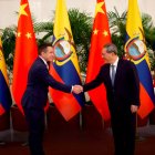 El presidente Daniel Noboa saluda al primer ministro Li Qiang en China, en una jornada clave para afianzar relaciones y atraer inversiones al Ecuador