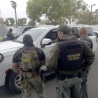 Agentes de la Unidad Táctica de la Patrulla Fronteriza y otros agentes de detención que se preparan para salir a un operativo en Whittier, California, (EE.UU.).