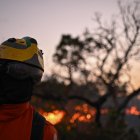 Un bombero trabaja para extinguir un incendio forestal en la Reserva Ecológica Contagem, en Brasilia (Brasil).