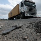 En este punto de la vía Perimetral falleció la mujer a quien le cayó encima el contenedor.