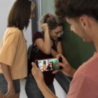 Referencial. Una estudiante de un colegio de Quito golpeó violentamente a otra joven. El hecho ocurrió en el parque Itchimbía y quedó grabado en video