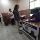 En el centro de Quito hay un punto para recoger las firmas. Jéssica y Carmen apoyan el proceso.