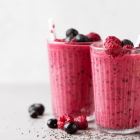 Un batido antioxidante con frutos rojos, espinaca y chía: ideal para fortalecer huesos y mejorar la memoria.