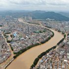 Una fotografía aérea muestra edificios inundados en el suroeste de China, el 24 de junio de 2025.