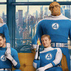 Los Cuatro Fantásticos reunidos en su emblemático traje azul retro, antes de enfrentarse a amenazas cósmicas en el tráiler final.