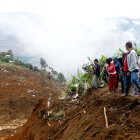 Personas observan la zona afectada por una riada el martes 24 de junio de 2025, en Bello (Colombia).