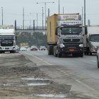 La Perimetral es una vía transitada a diario por miles de vehículos motorizados, sobre todo pesados, mientras la infraestructura peatonal es deficiente o inexistente para garantizar la seguridad vial de los peatones.