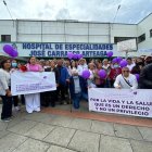 Los pacientes con enfermedades autoinmunes protestaron en los exteriores del Hospital José Carrasco Arteaga de Cuenca por la falta de medicinas.