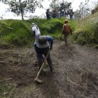 Trabajo. Comuneros de Tola Chica realizan mingas para limpiar las catacochas que se encuentran en el Ilaló.
