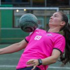 La futbolista Ligia "Gigi" Moreira, capitana de la selección de Ecuador y recientemente fichada por el Villarreal español, controlando un balón durante un entrenamiento en Guayaquil.