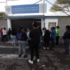 Padres de familia llegaron a los exteriores del colegio preocupados por la agresión a una estudiante.