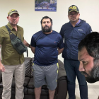 Tras más de 10 horas de operación de inteligencia militar, el Bloque de Seguridad logró capturar al criminal más buscado del país. En la foto Fito con los ministros de Defensa e Interior.