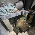 Uno de los militares entra al búnker donde estaba escondido José Adolfo Macías Villamar.