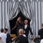 El fundador de Amazon, Jeff Bezos y su prometida Lauren Sánchez salen del Hotel Aman en Venecia.