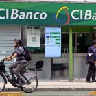 Personas pasan frente a una sucursal de CIBanco en la Ciudad de México el 25 de junio de 2025.