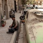 Un hombre iraní descansa mientras retira los escombros de su casa dañada después de un reciente ataque aéreo en Teherán, Irán.