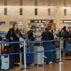 Varias personas en el interior de la terminal del aeropuerto Ben Gurión de Tel Aviv este miércoles 25 de junio de 2025.