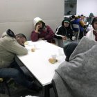 Personas descansan este martes 24 de junio de 2025, en el comedor Red de Atención en Buenos Aires (Argentina).