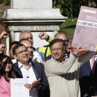 El presidente de Colombia, Gustavo Petro, sostiene un libro que simboliza la reforma laboral este miércoles 25 de junio de 2025, en Bogotá (Colombia).