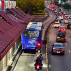 El sistema masivo de transporte público Metrovía tiene carriles exclusivos que suelen ser invadidos por vehículos privados, lo que reduce los tiempos de traslado.