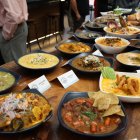 Los visitantes disfrutan de las más de 40 variedades de sopas tradicionales e internacionales durante la inauguración del Festival de las Sopas 2025 en el Mercado del Río